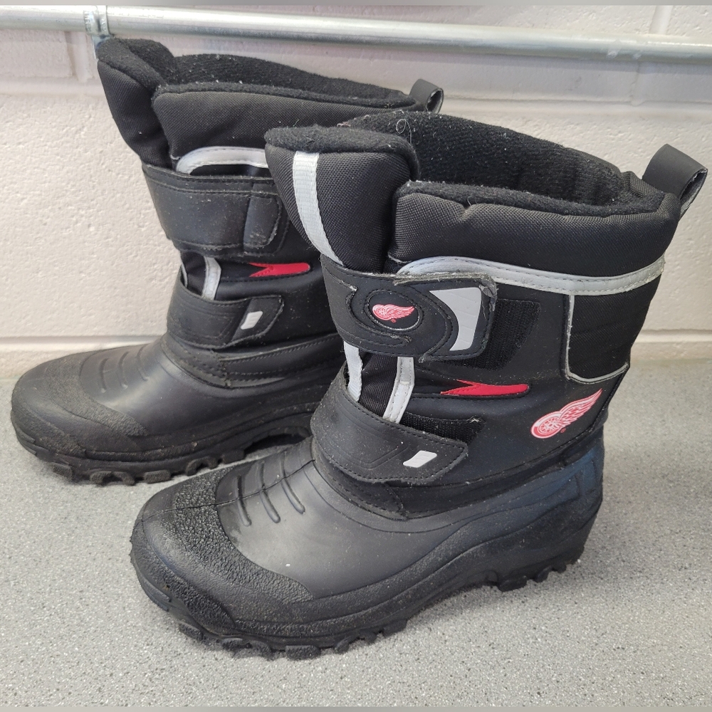 RED WING BOOTS. NHL endorsed Detroit Red Wings boots size 8